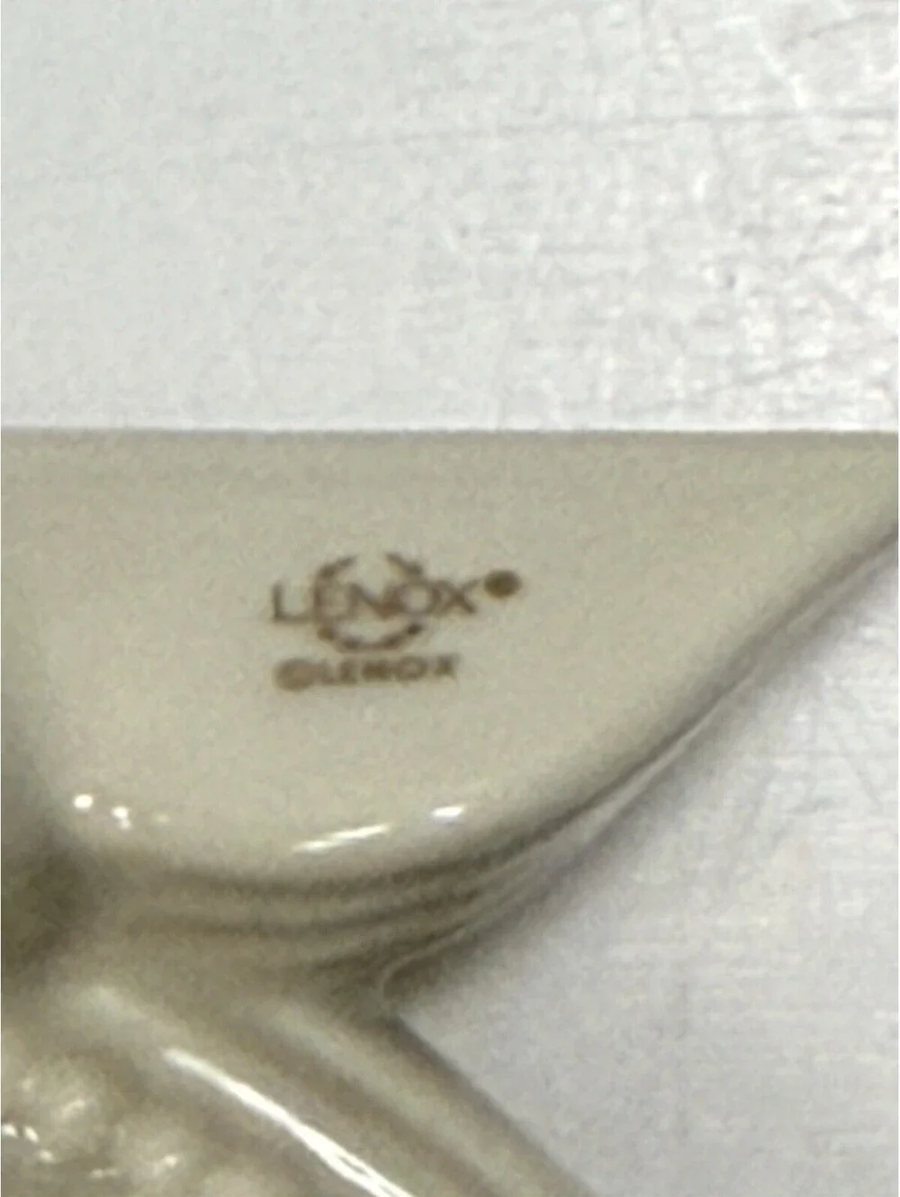 Lenox Timely Traditions Quartz Ivory Porcelain Desk/Shelf Clock Small 4.75” T